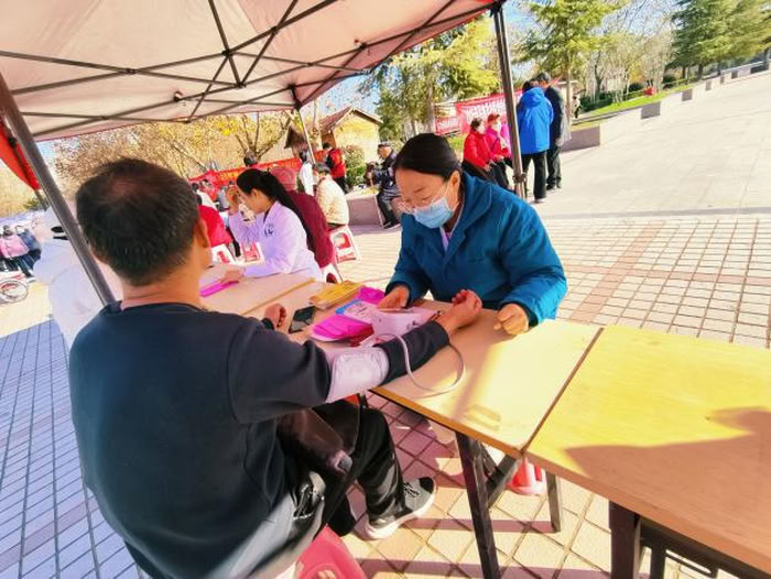 民權(quán)縣中醫(yī)院積極開展“世界慢阻肺日”宣傳義診活動