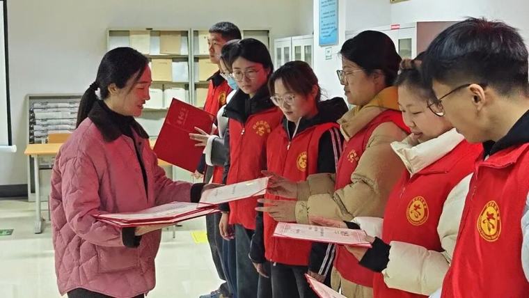民權縣圖書館召開2026年寒假期間志愿服務活動總結會
